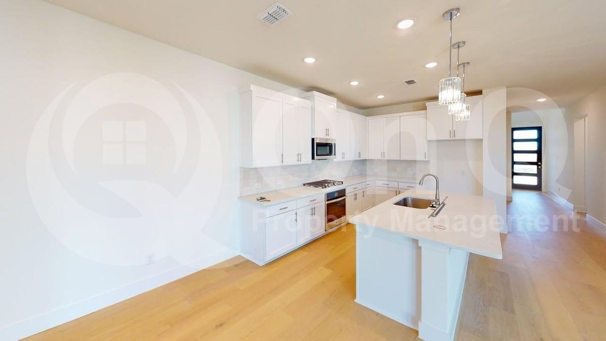 7013 Lathrop Ln - Photo 4 of 27