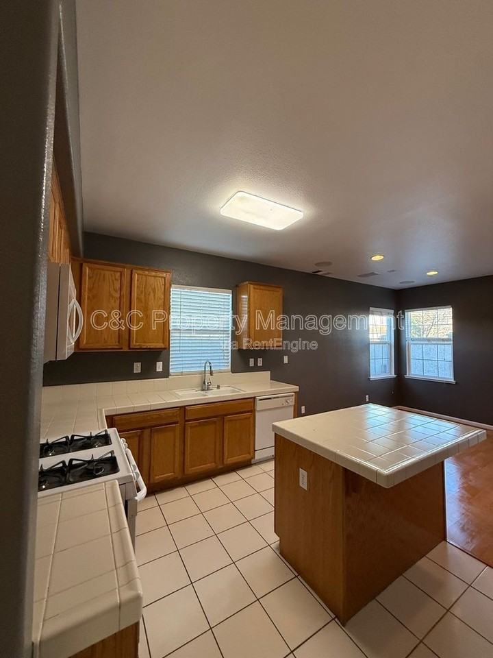 10628 Siskiyou Ln - Photo 4 of 19