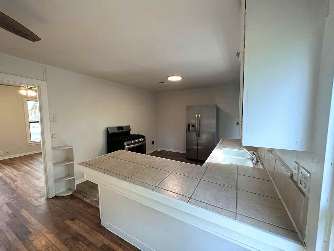 919 S Clements St - Photo 3 of 20