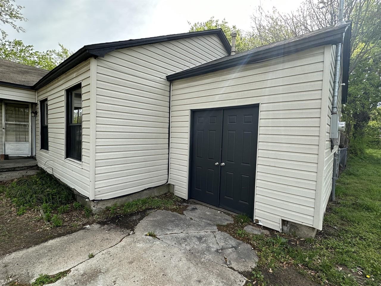 919 S Clements St - Photo 2 of 20