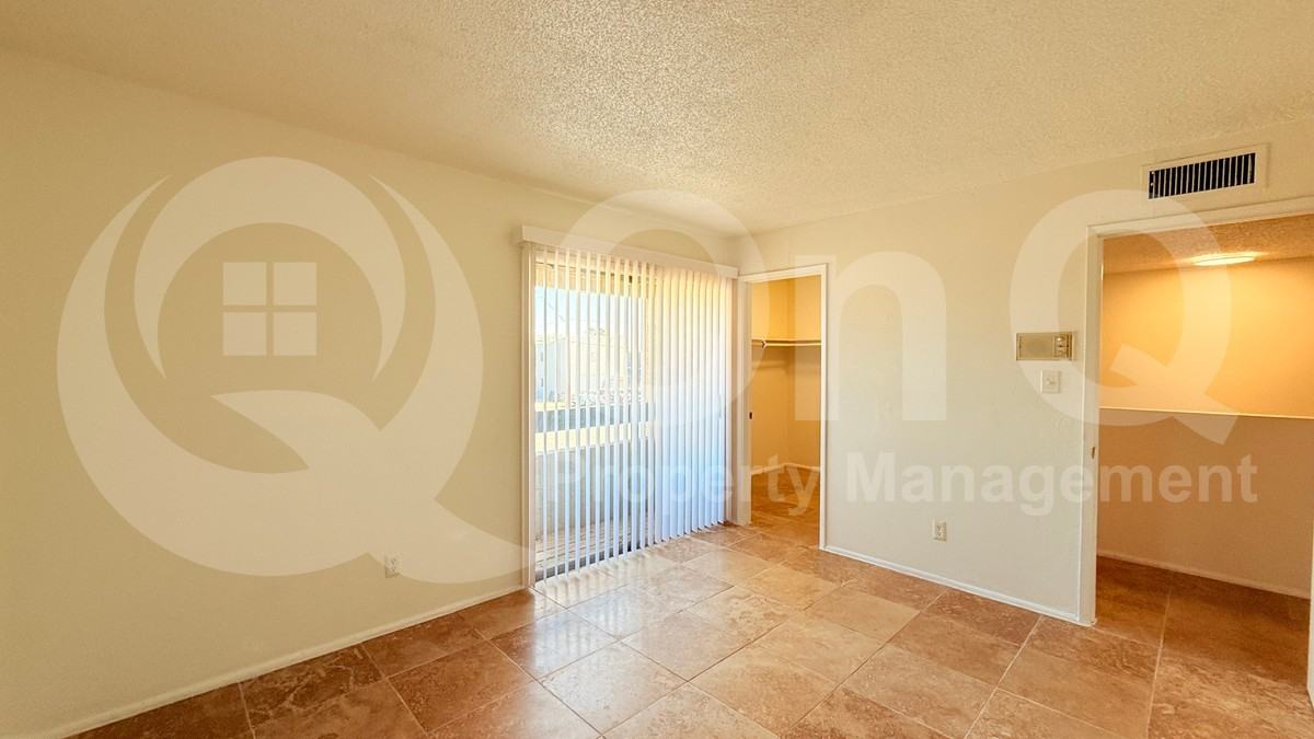 2664 N 43rd Ave #C - Photo 6 of 21