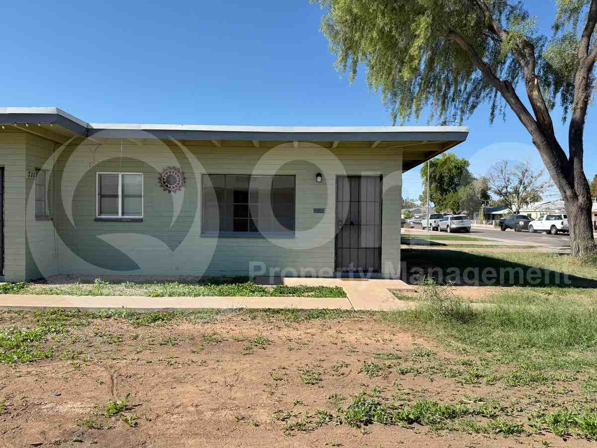 709 W 1st St #1 - Photo 3 of 19