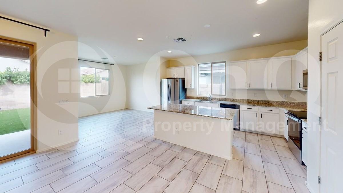 6944 W Golden Ln - Photo 4 of 23