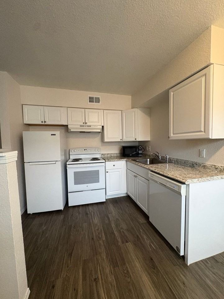 Chamberlain Court Apartments - Photo 2 of 9