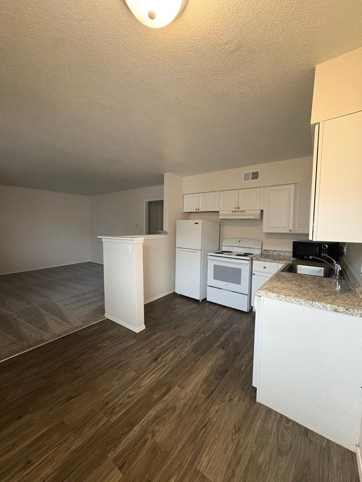 Chamberlain Court Apartments - Photo 3 of 9