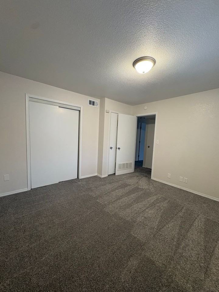 Chamberlain Court Apartments - Photo 7 of 9