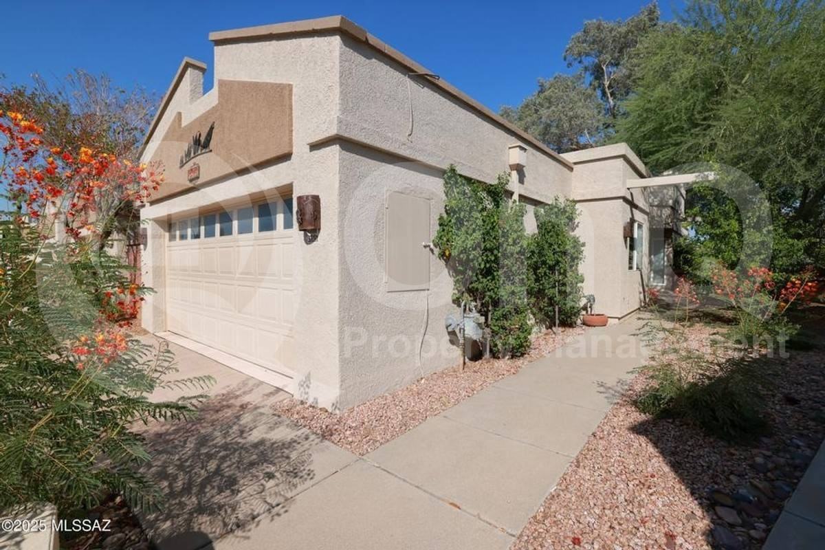8740 N Johnny Miller Dr - Photo 3 of 10