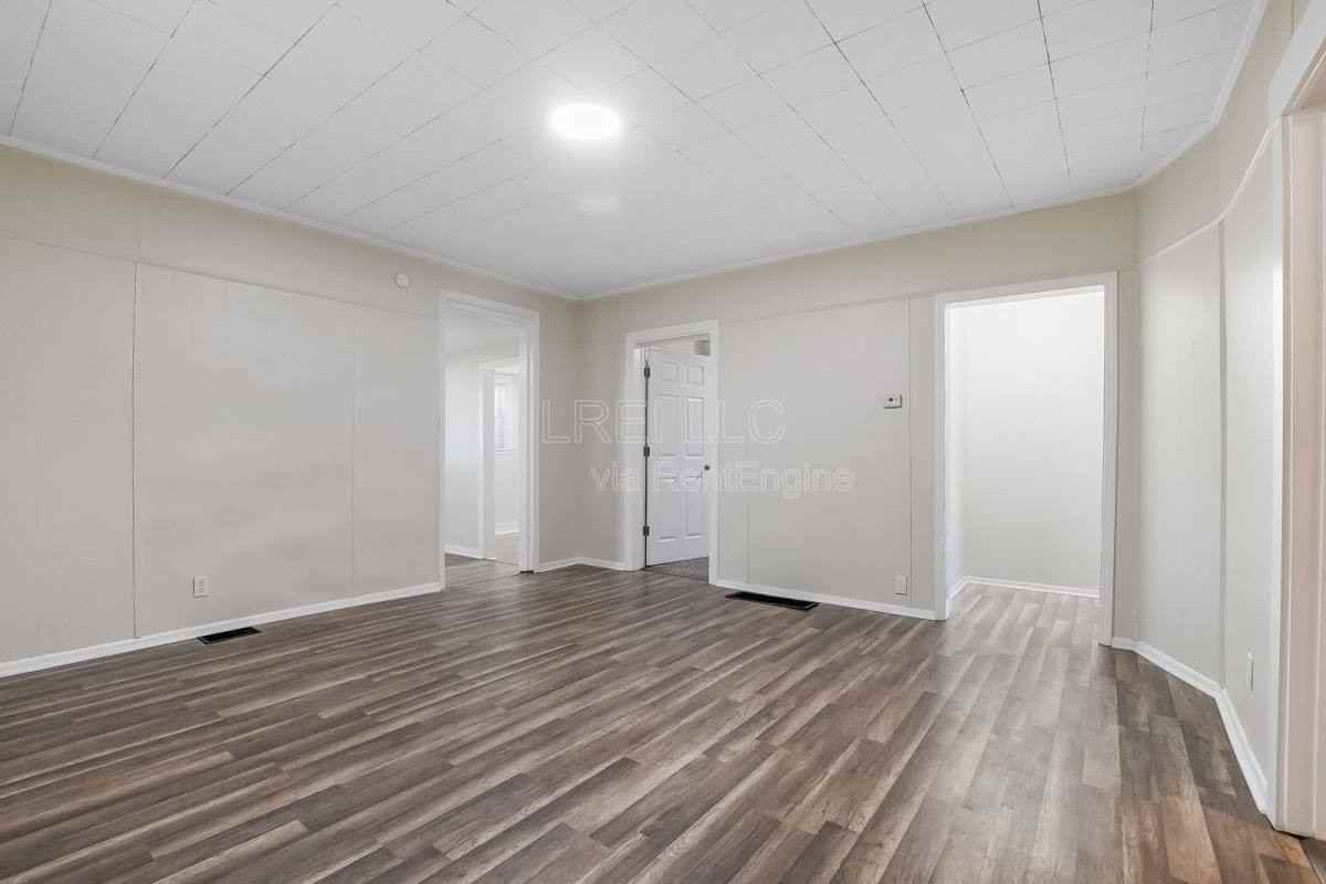 2104 W Burnett Ave - Photo 3 of 10