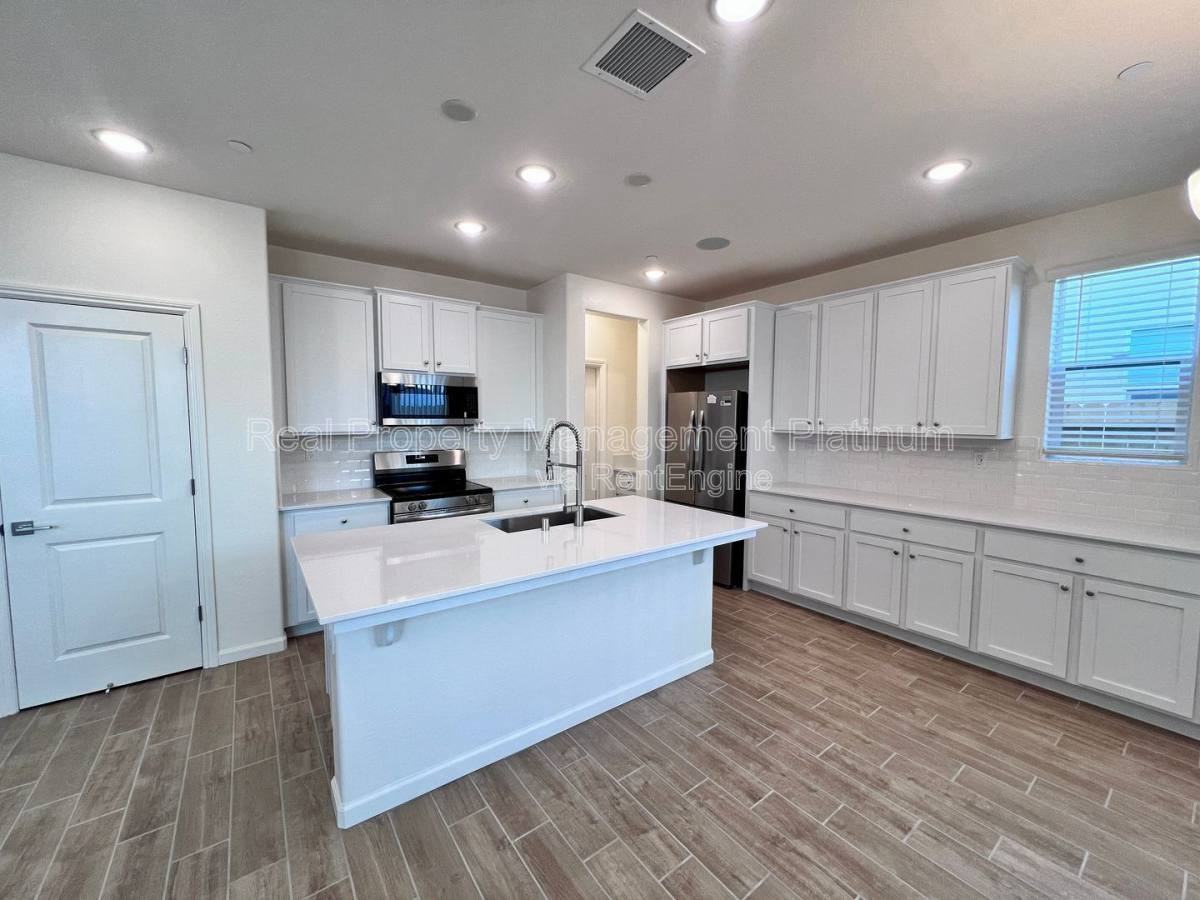 1459 Farmhouse Ln - Photo 2 of 10