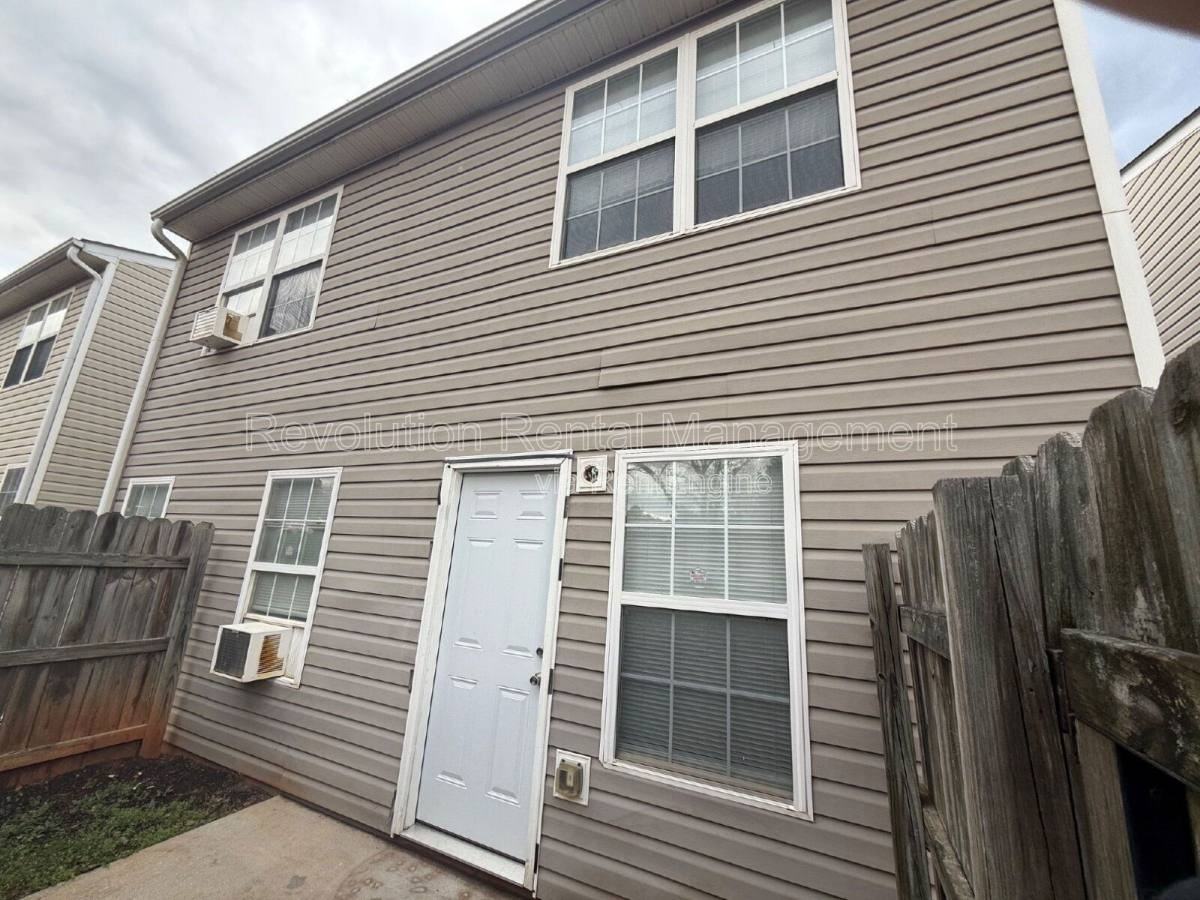 3045 Lakeside Cir - Photo 2 of 10