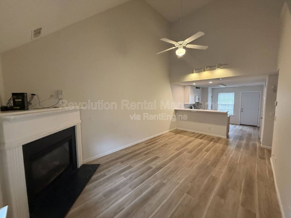3045 Lakeside Cir - Photo 3 of 10
