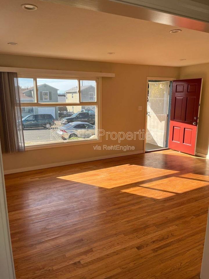 2420 Alameda St - Photo 3 of 10