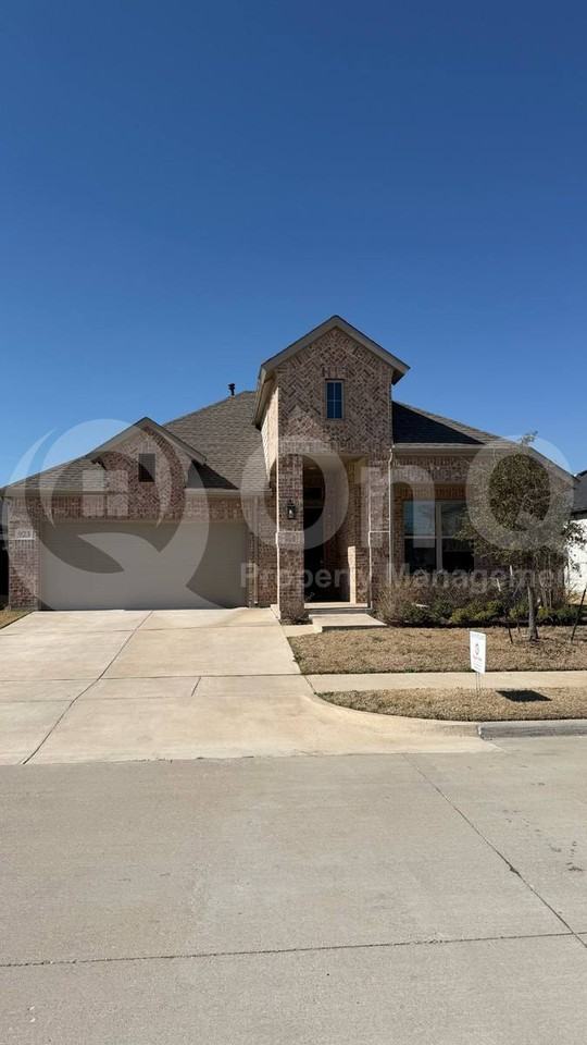923 Hawthorn Ln - Photo 2 of 10