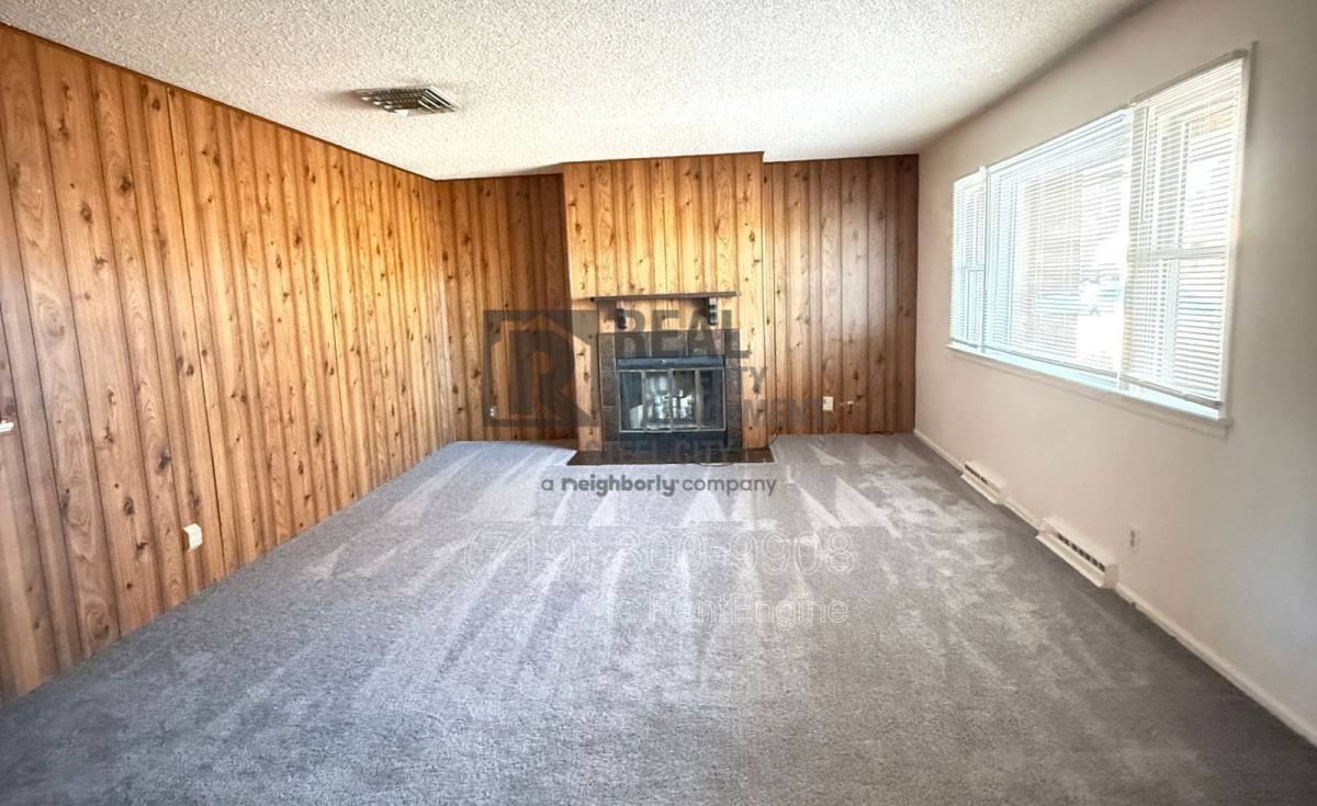 1813 Iroquois Rd - Photo 2 of 10