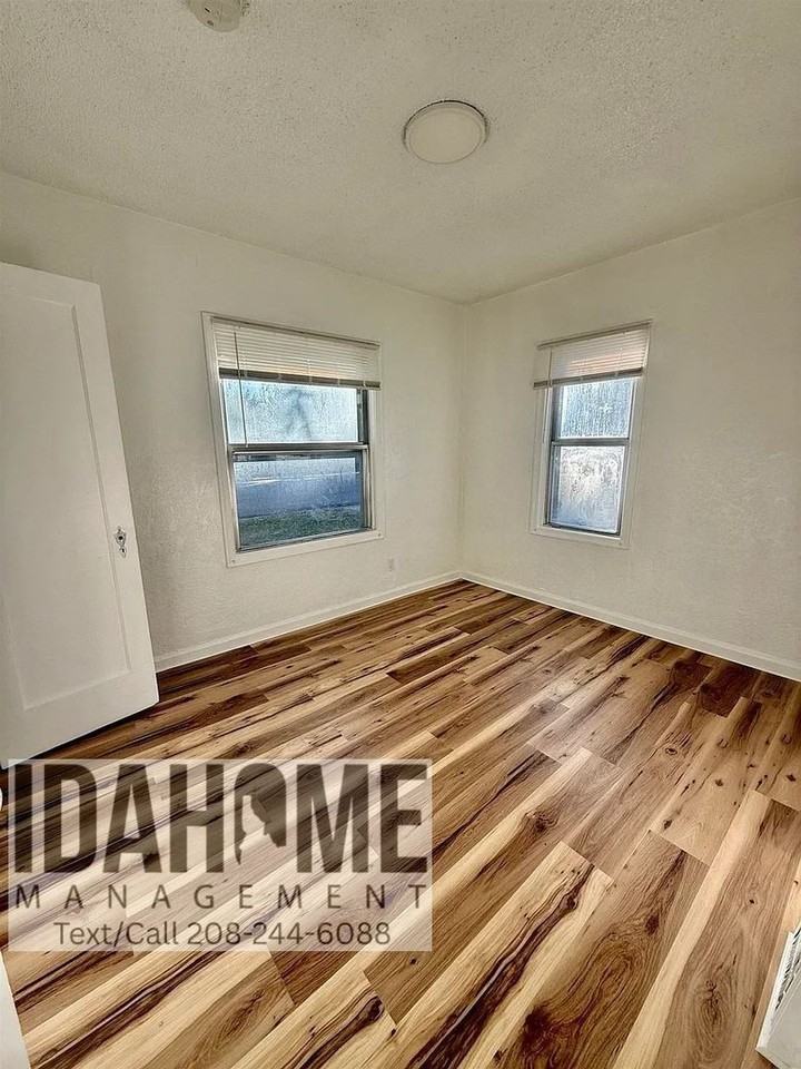 674 W Pine St - Photo 4 of 13