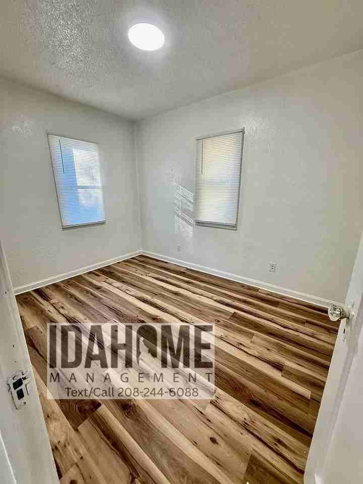 674 W Pine St - Photo 5 of 13