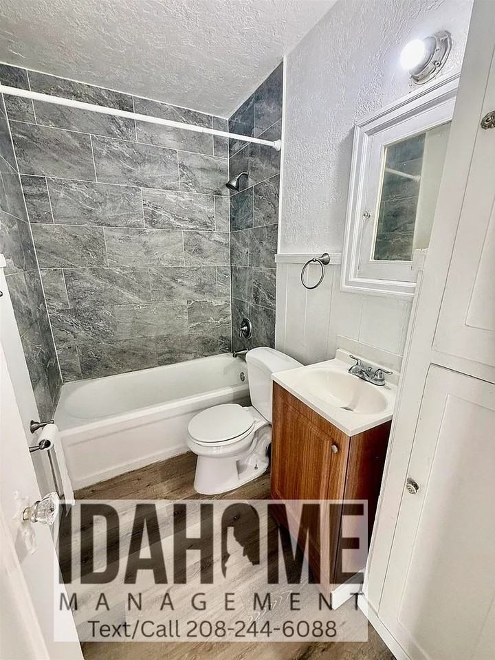 674 W Pine St - Photo 7 of 13