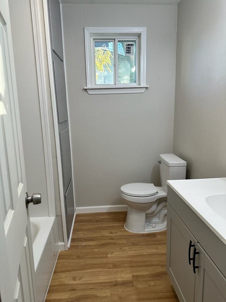 215 Se 38th St #B - Photo 2 of 9