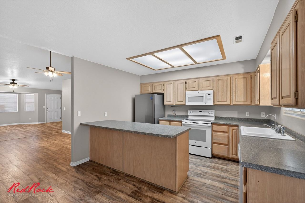 1015 S River Rd #29 - Photo 2 of 28