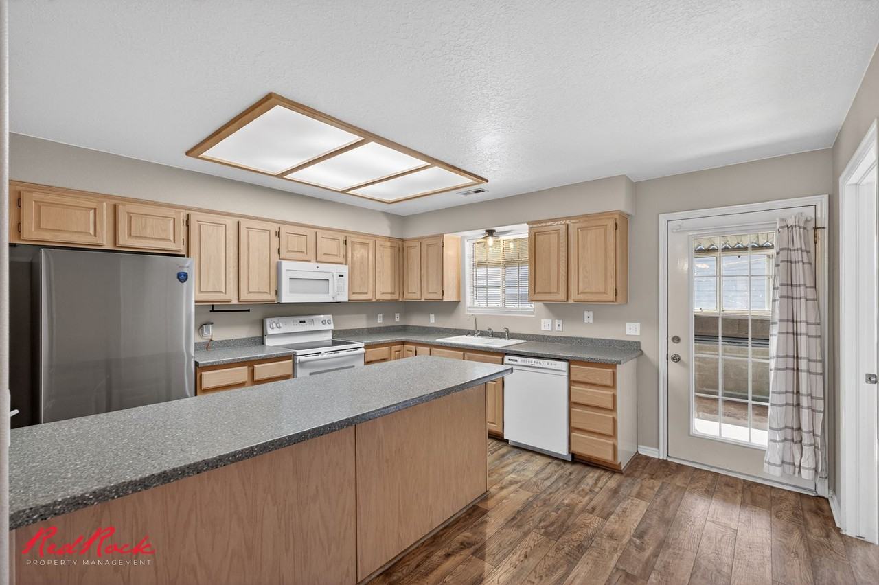 1015 S River Rd #29 - Photo 6 of 28