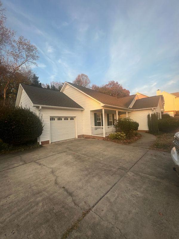 2721 Bridgeport Dr - Photo 2 of 10