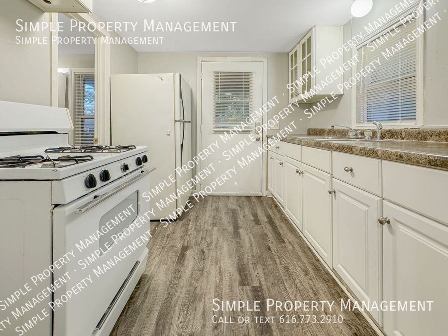 1572 Quarry Ave Nw - Photo 6 of 15