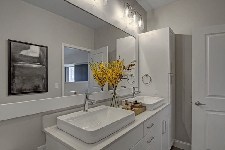 Lake & Irving Ave S #411 - Photo 4 of 9