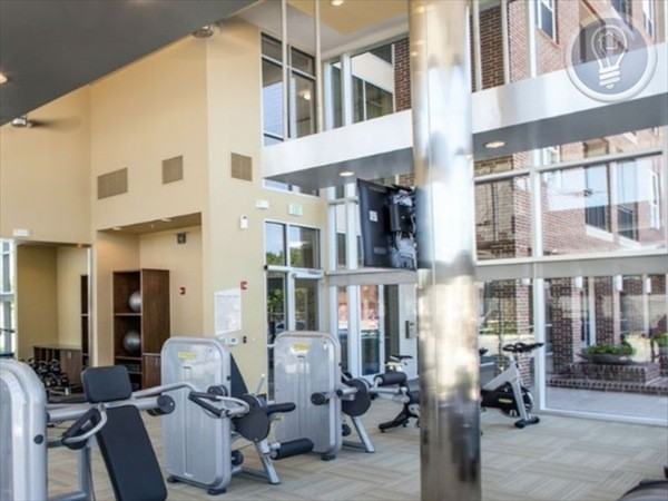 815 W 47th St - Photo 2 of 8