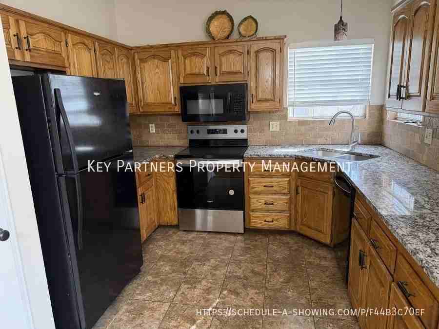 14720 Goodman St - Photo 5 of 23