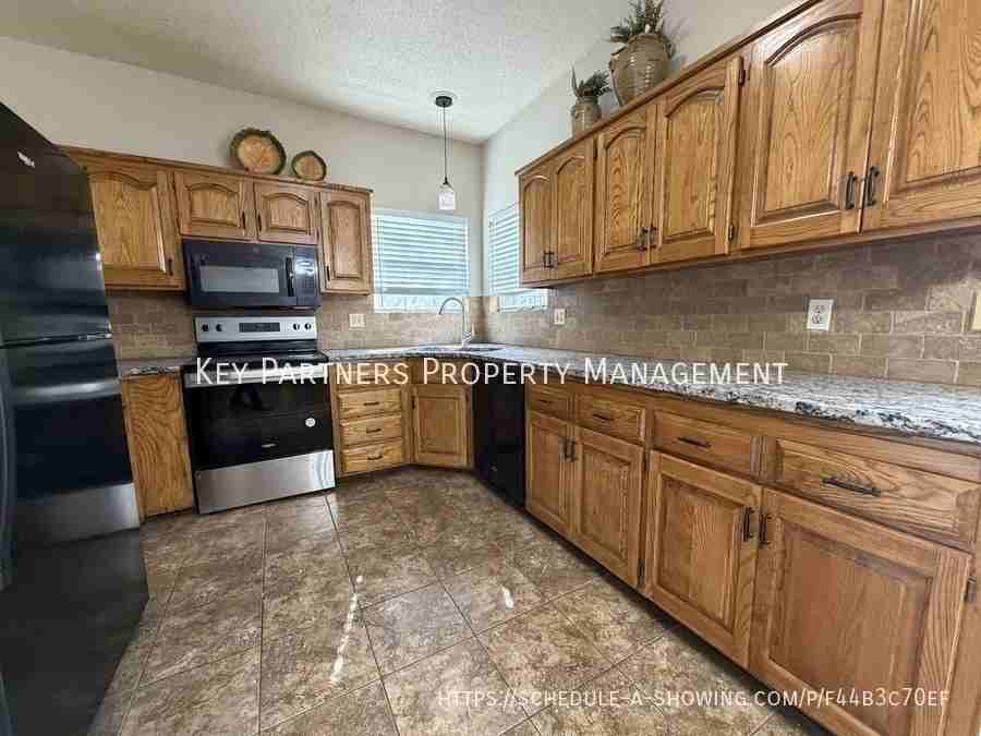 14720 Goodman St - Photo 6 of 23