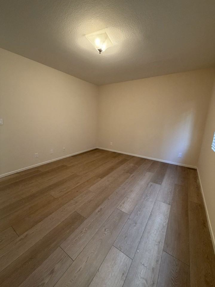 Little Huston - Photo 6 of 7