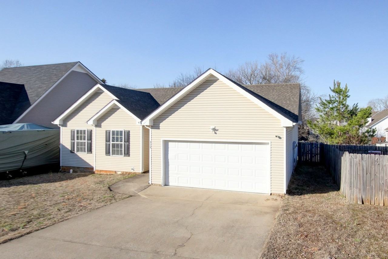 315 Chalet Cir - Photo 4 of 44