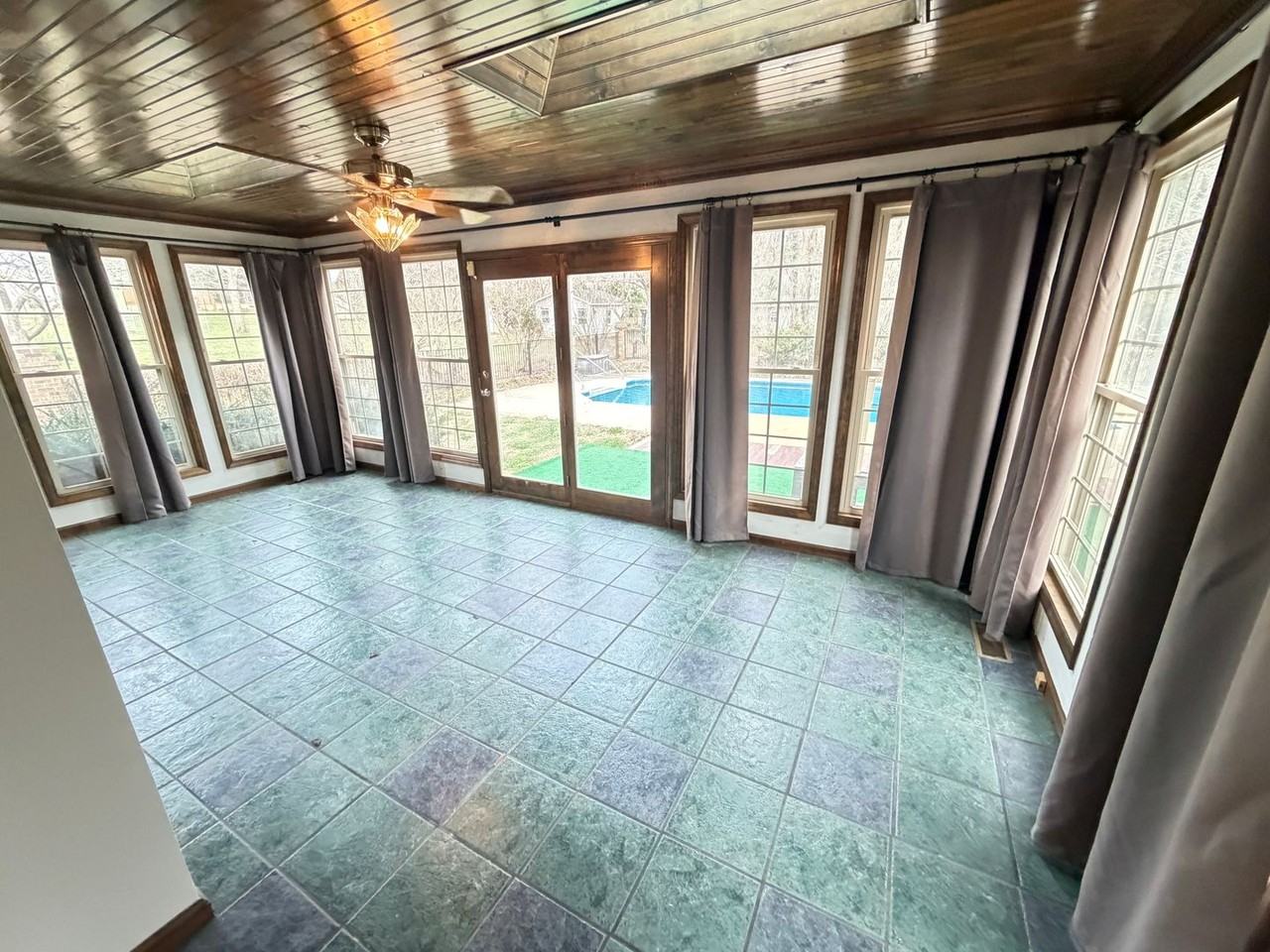 120 Elizabeth St - Photo 5 of 27