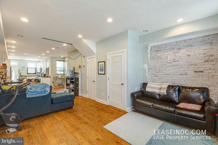 604 Harvard St Nw #A - Photo 4 of 34