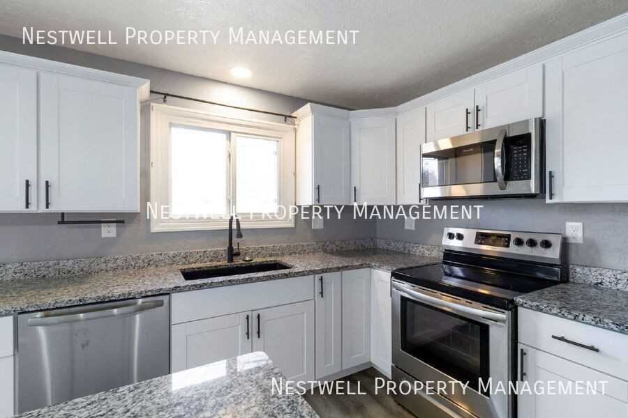324 14th St #A - Photo 3 of 19