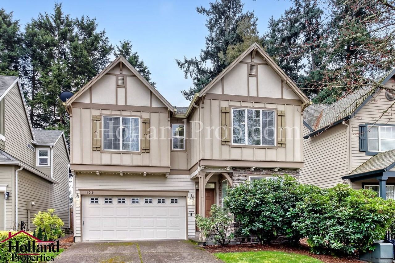 1104 Se Roundelay St - Photo 2 of 28