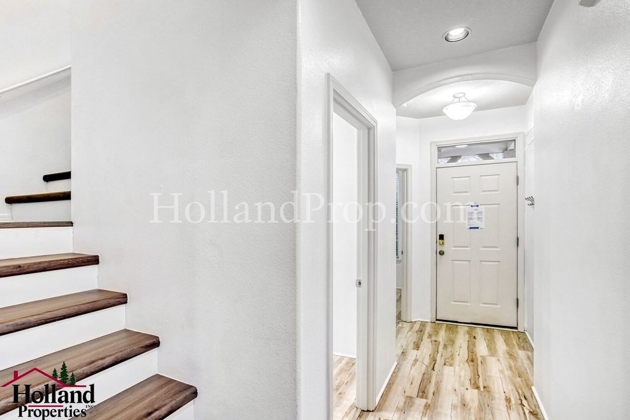 1104 Se Roundelay St - Photo 4 of 28