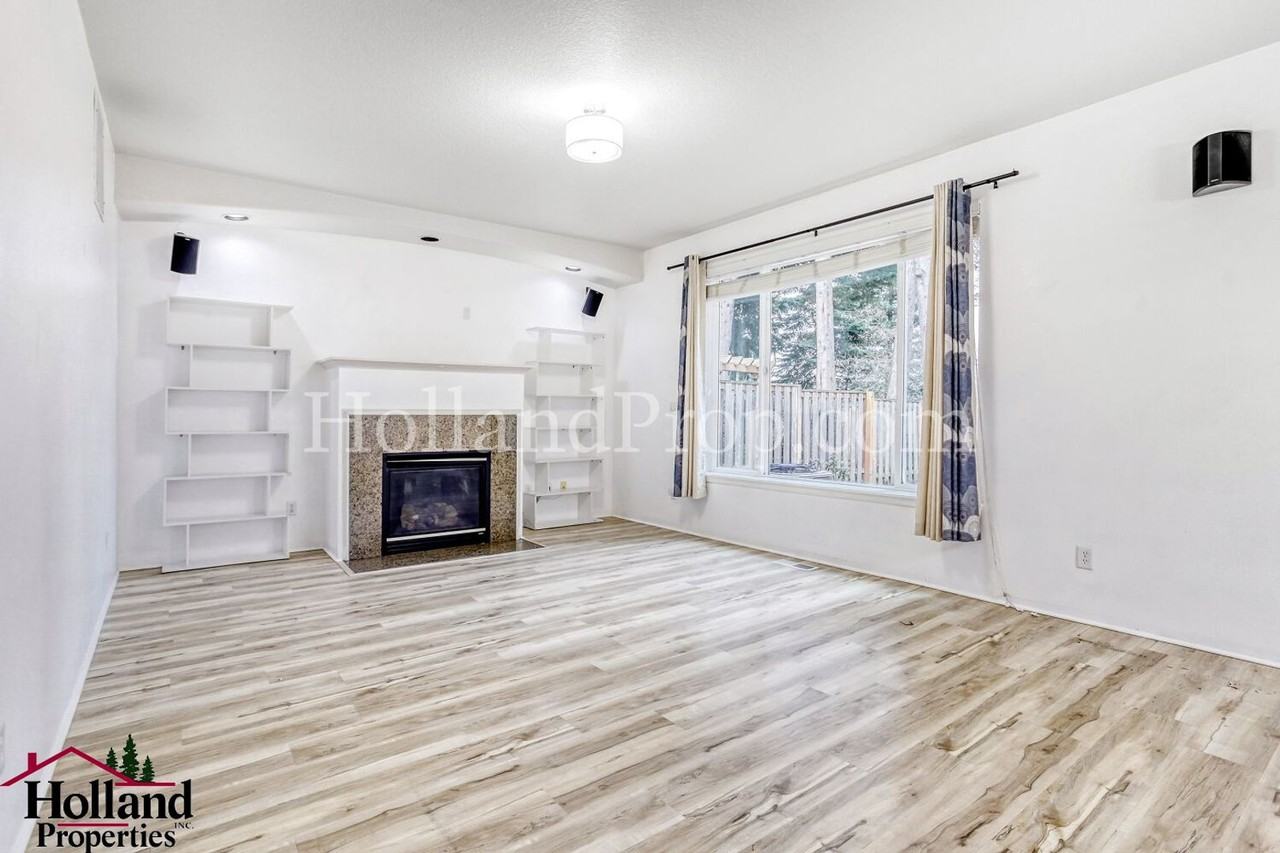 1104 Se Roundelay St - Photo 5 of 28