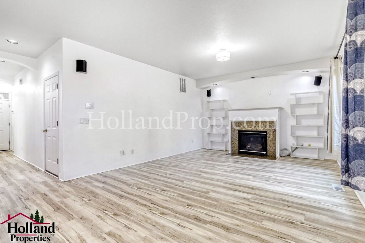 1104 Se Roundelay St - Photo 6 of 28