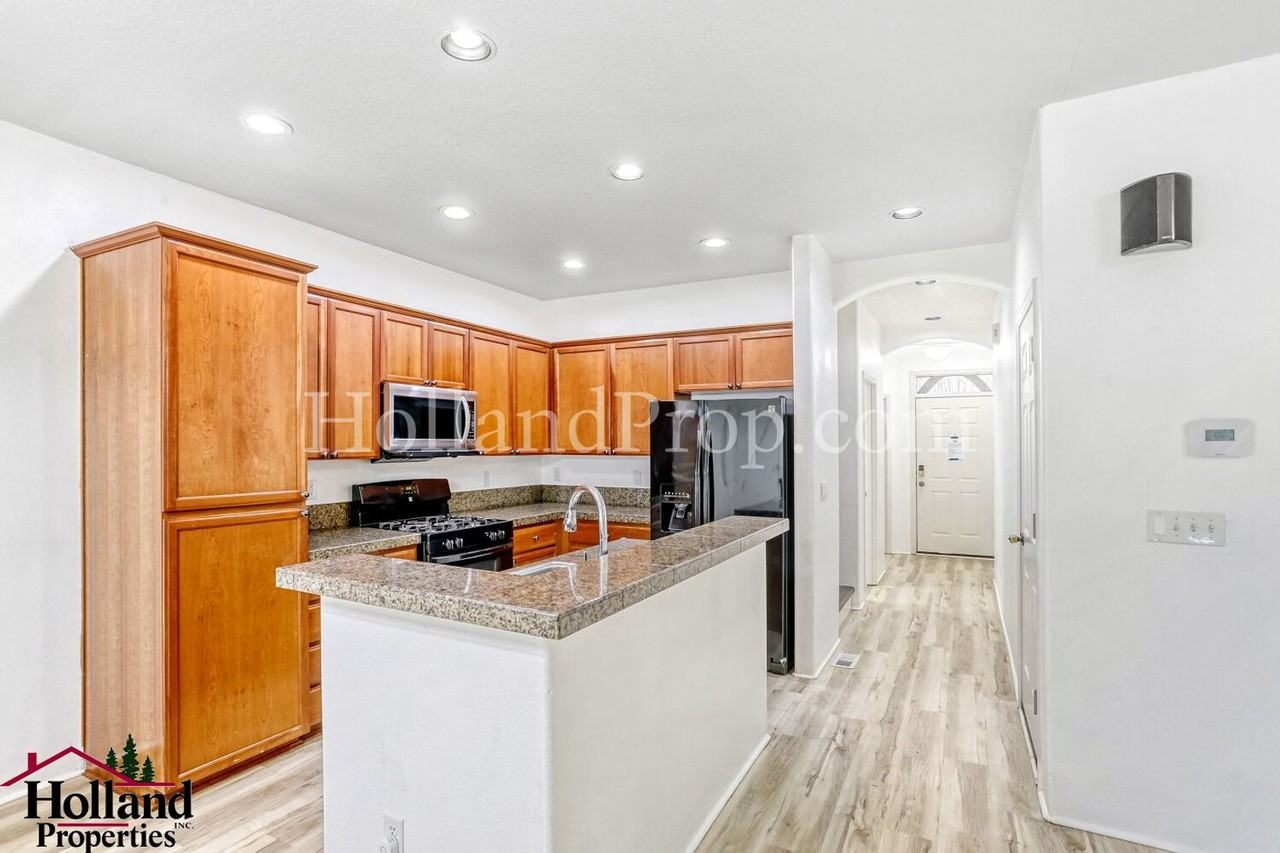 1104 Se Roundelay St - Photo 7 of 28