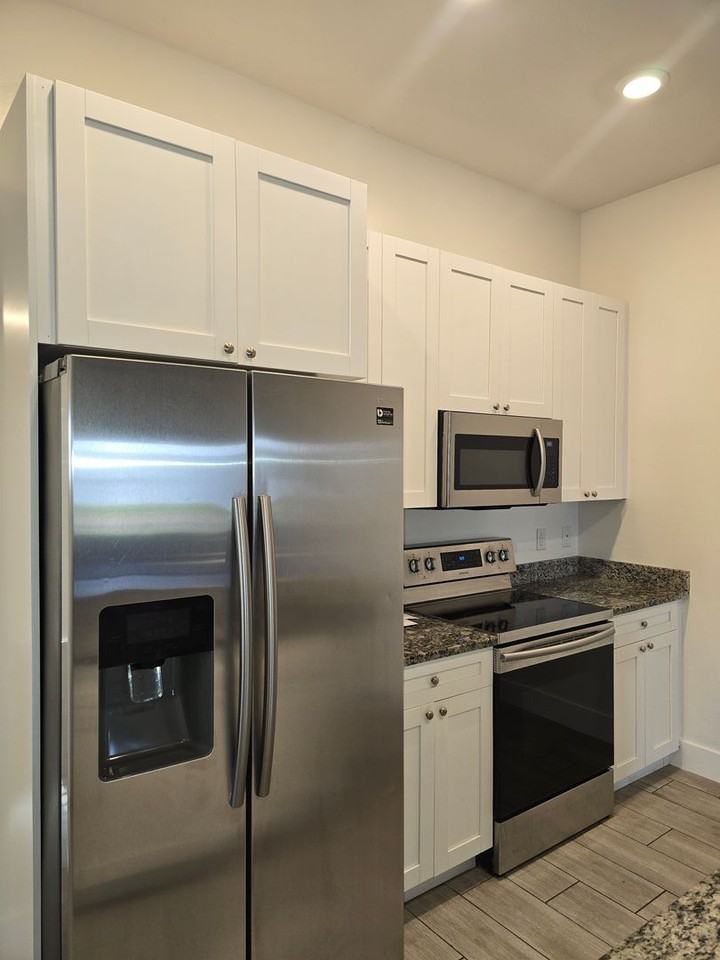 910 Sw 7th Ct - Photo 2 of 27