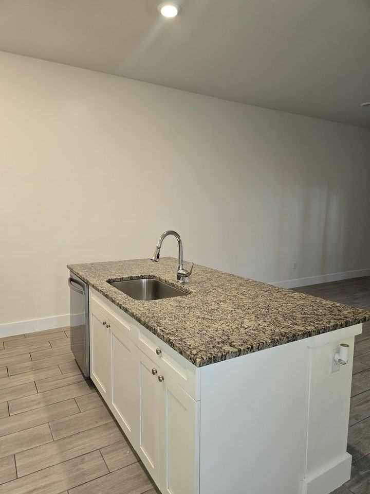 910 Sw 7th Ct - Photo 3 of 27