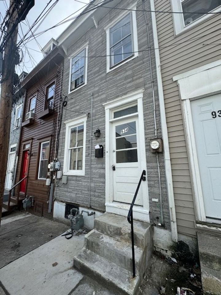 934 W Pine St - Photo 2 of 16