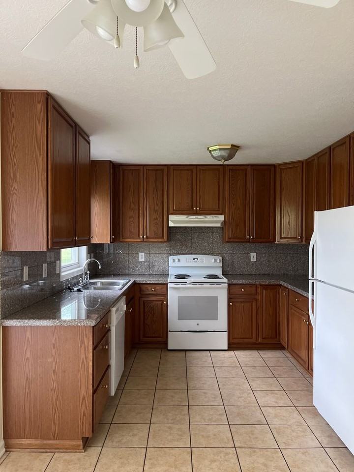 492 Radcliff Dr - Photo 5 of 9