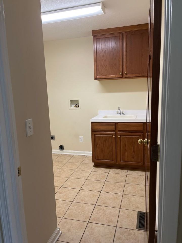 492 Radcliff Dr - Photo 6 of 9