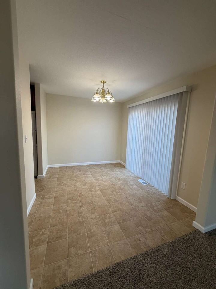 8433 Se Insley St - Photo 4 of 11