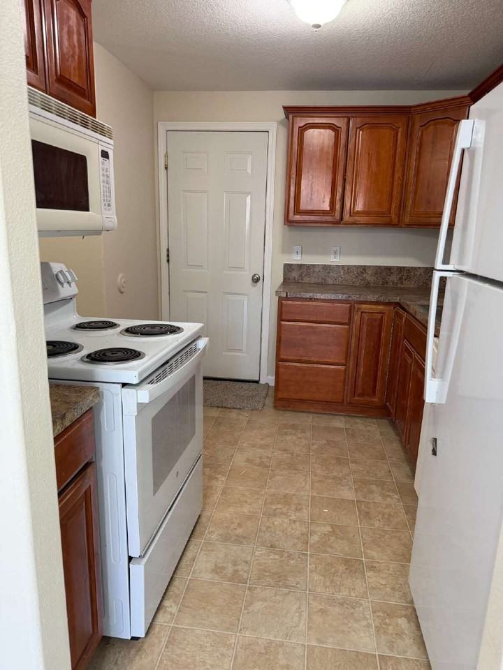 8433 Se Insley St - Photo 5 of 11