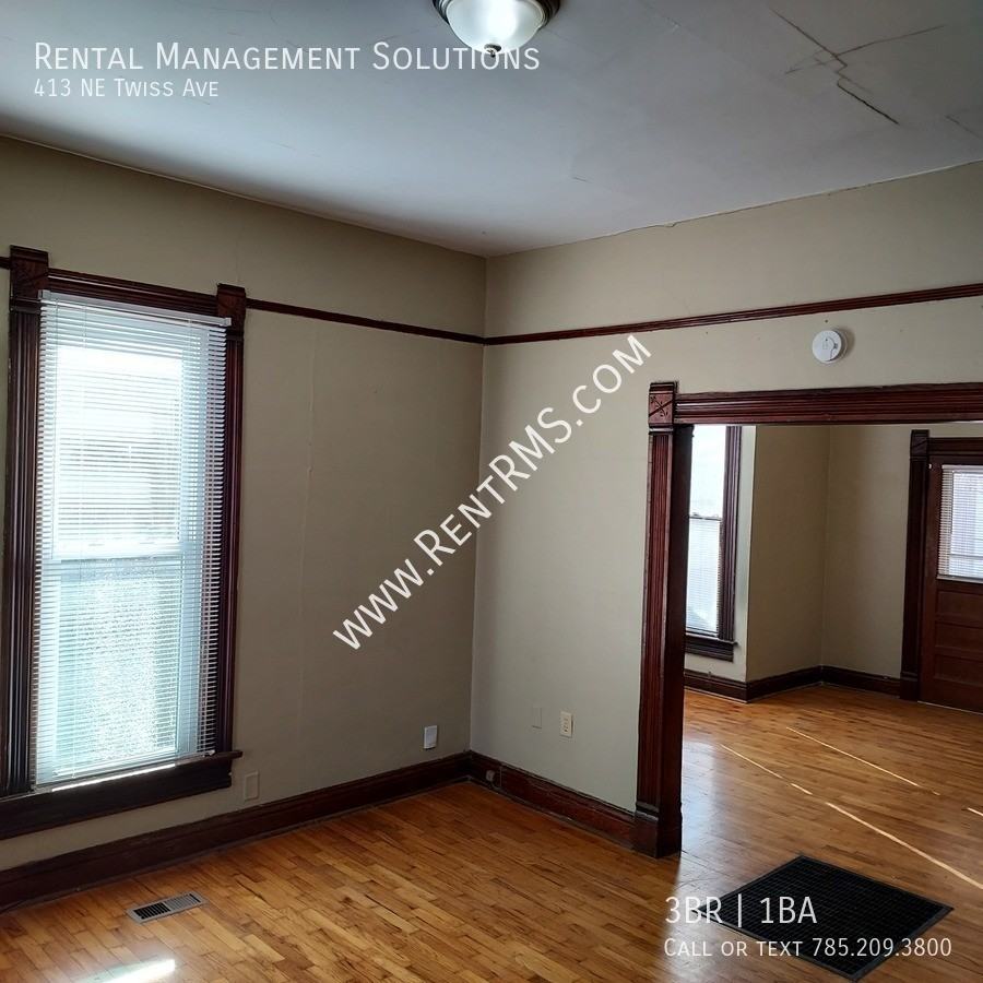 413 Ne Twiss Ave - Photo 3 of 40