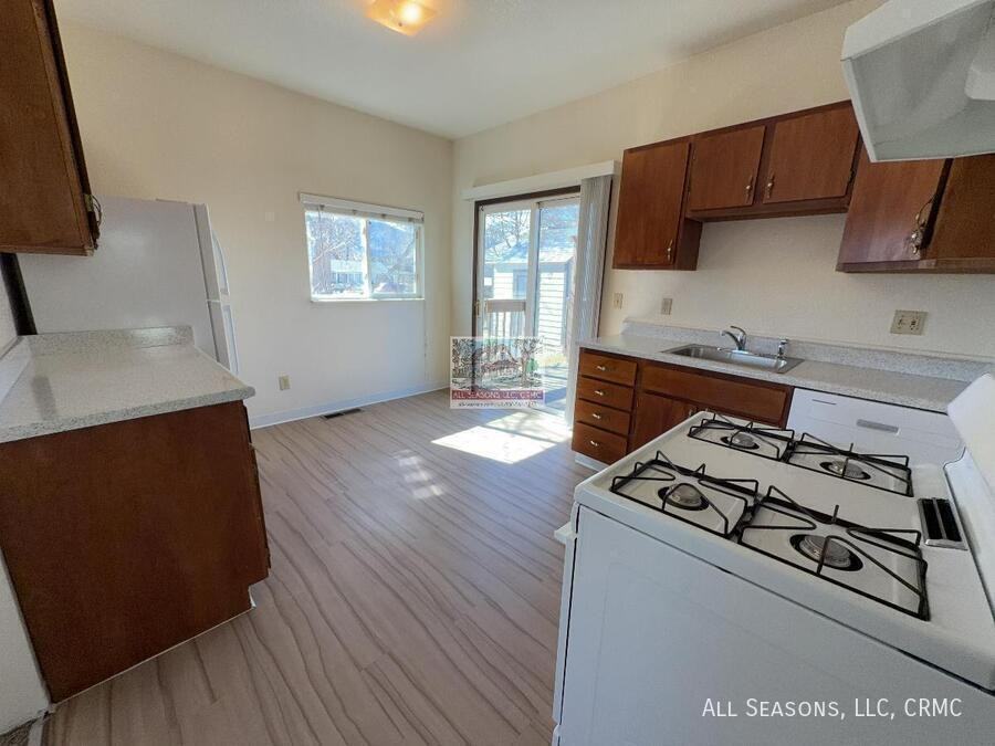 826 S Cascade Ave - Photo 4 of 10