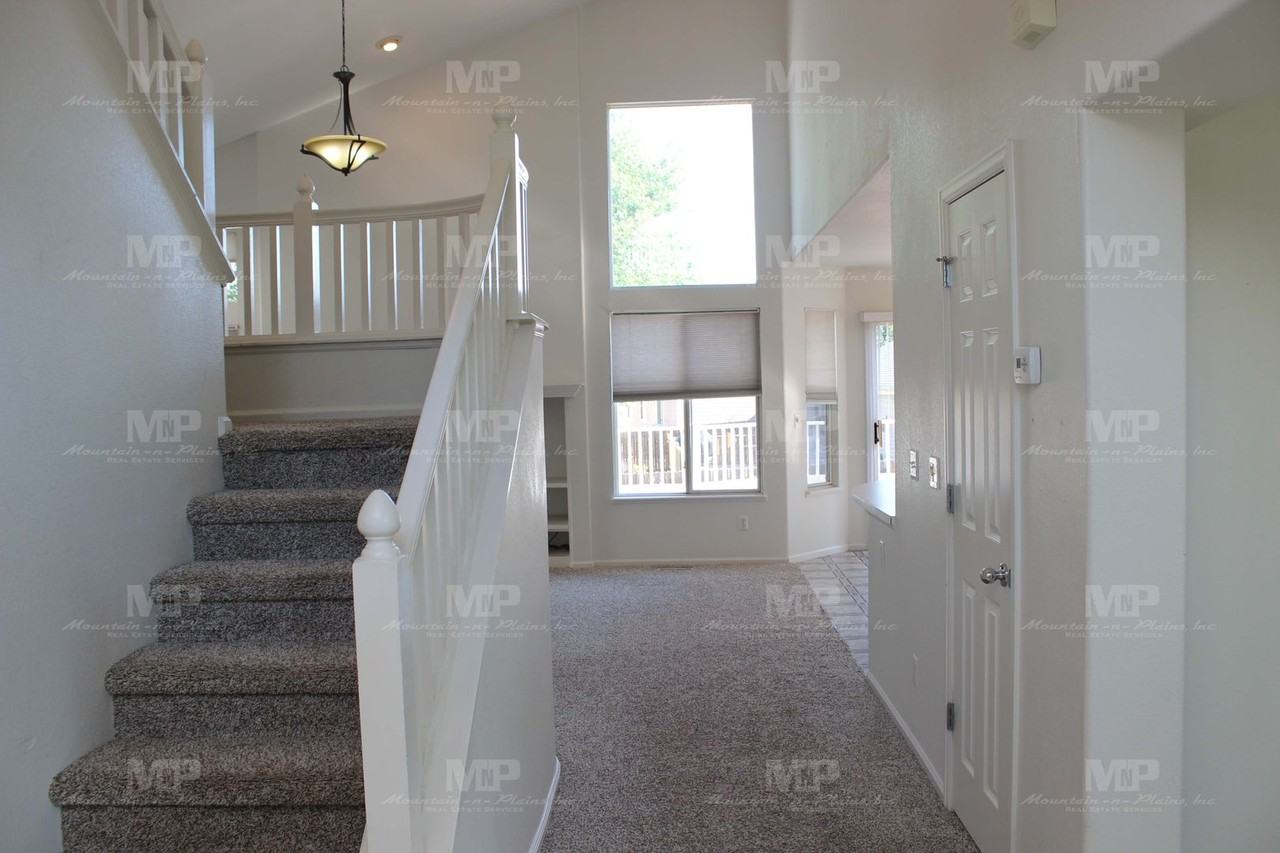 424 Saturn Dr - Photo 2 of 22